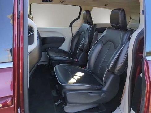Used 2023 Chrysler Pacifica Limited FWD image 24