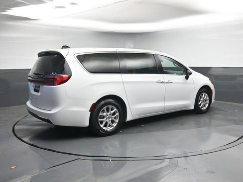 Used 2023 Chrysler Pacifica Touring-L image 5