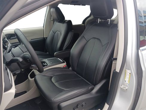 Used 2024 Chrysler Pacifica Touring-L image 25