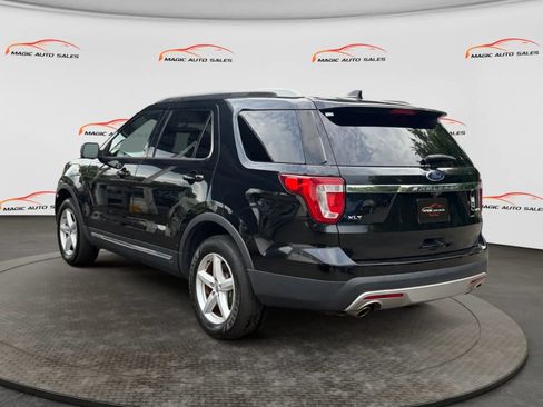 Used 2017 Ford Explorer XLT w/ Equipment Group 202A AWD/4WD image 8