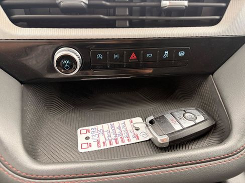 Used 2025 Ford Explorer Active AWD/4WD image 23
