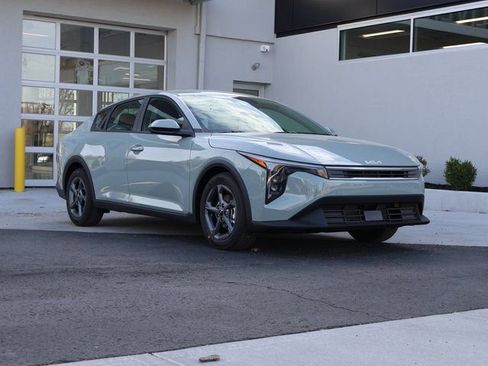 New 2025 Kia K4 LXS image 1