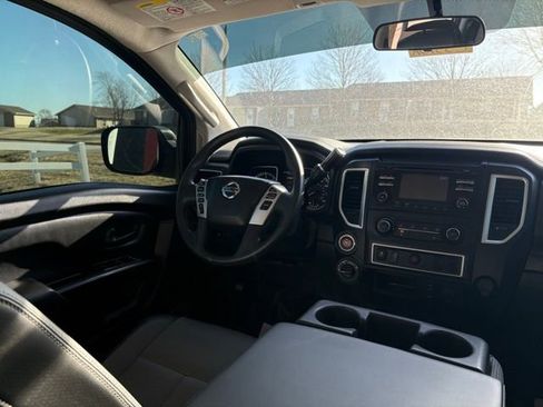 Used 2018 Nissan Titan S image 25