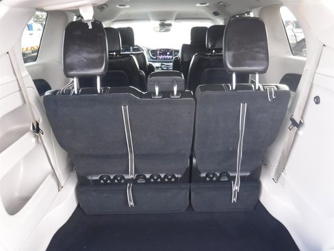 Used 2023 Chrysler Pacifica Touring-L image 7