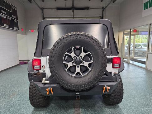 Used 2018 Jeep Wrangler Unlimited Sport w/ Connectivity Group AWD/4WD image 8