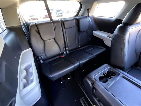 Certified 2024 Kia Carnival LX image 26