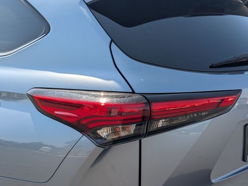 Used 2021 Toyota Highlander XLE AWD/4WD image 13