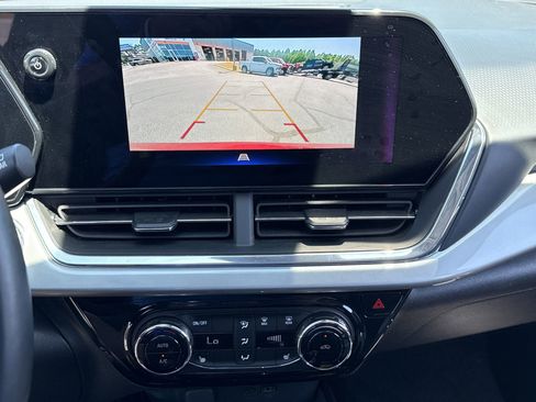 Used 2025 Chevrolet Trax LT w/ LT Convenience Package FWD image 8