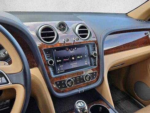 Used 2018 Bentley Bentayga AWD/4WD image 15