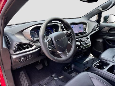 Used 2025 Chrysler Pacifica Select FWD image 9