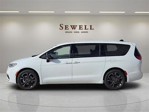 New 2026 Chrysler Pacifica Select image 2