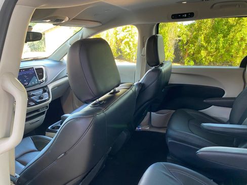 Used 2024 Chrysler Pacifica Limited FWD image 26