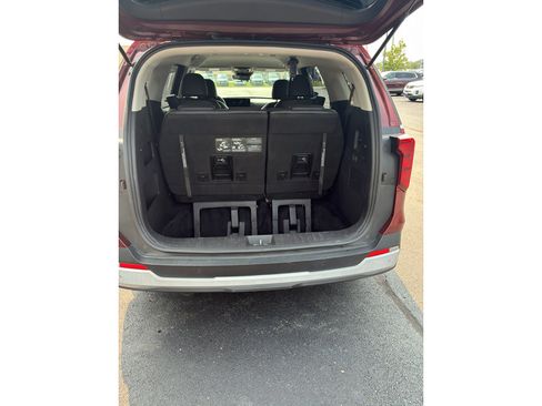 Used 2025 Kia Carnival FWD image 9