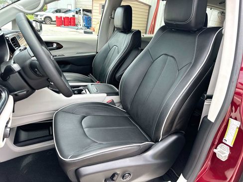 Used 2023 Chrysler Pacifica Limited AWD/4WD image 17