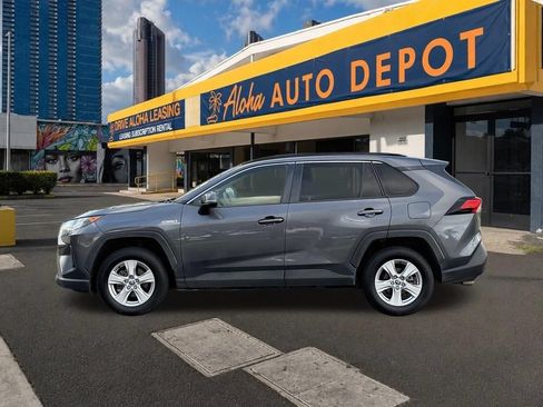 Used 2021 Toyota RAV4 LE AWD/4WD image 2