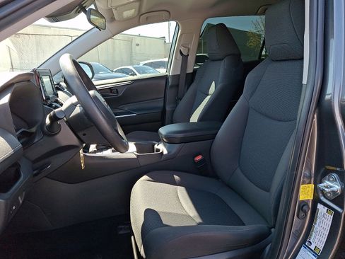 Used 2022 Toyota RAV4 LE image 13