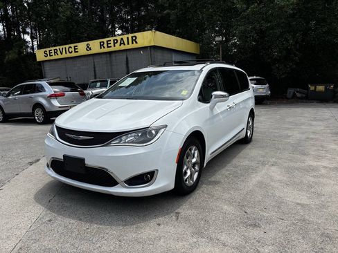 Used 2020 Chrysler Pacifica Limited FWD image 2