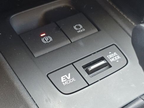 Used 2023 Toyota Venza Limited image 30