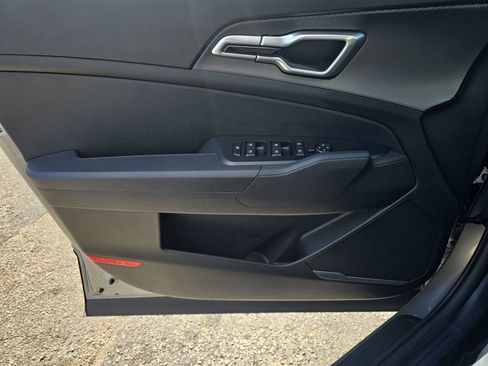 Used 2025 Kia Sportage LX image 28