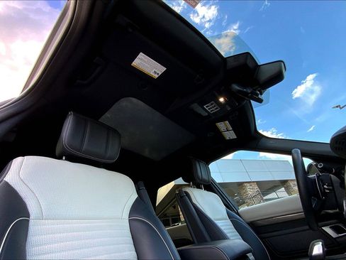 Used 2024 Land Rover Discovery Metropolitan Edition image 13