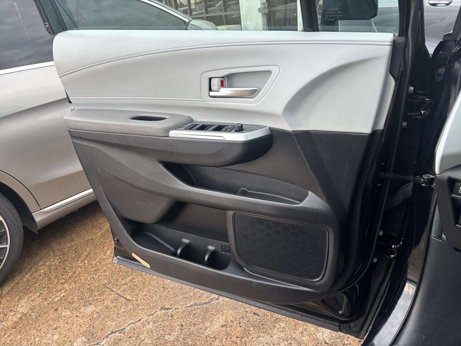 Used 2025 Toyota Sienna XLE FWD image 18