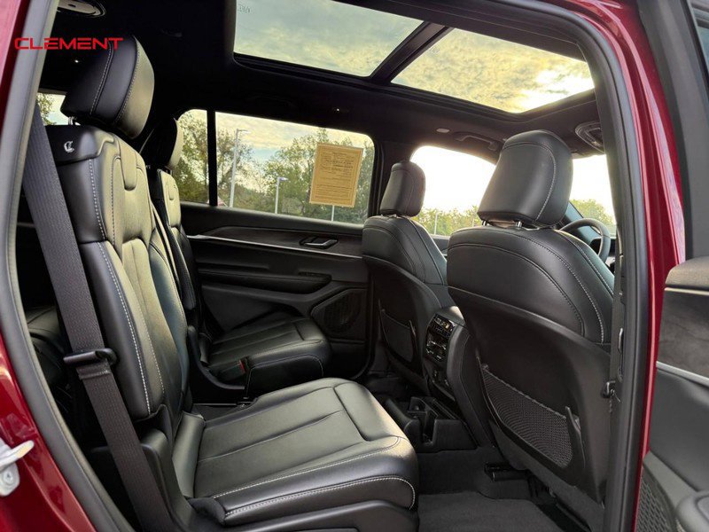 Used 2025 Jeep Grand Cherokee L Limited w/ Black Appearance Package AWD/4WD image 13