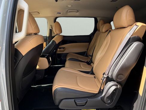 Certified 2024 Kia Carnival EX FWD image 25