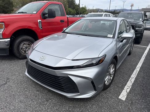 Used 2025 Toyota Camry LE image 7