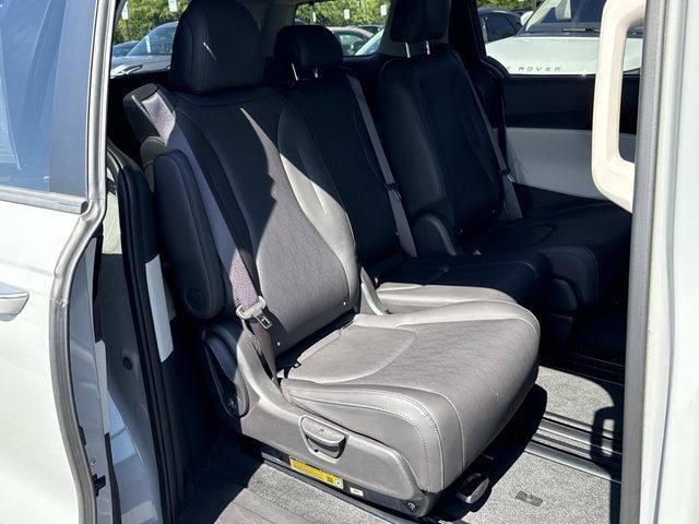 Used 2024 Kia Carnival EX FWD image 9