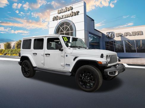 Used 2025 Jeep Wrangler Unlimited Sahara AWD/4WD image 1