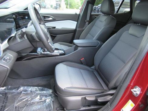 Used 2025 Chevrolet Trax LT w/ Driver Confidence Package FWD image 18