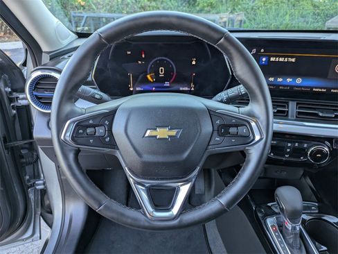 Used 2025 Chevrolet Trax LT w/ LT Convenience Package image 18