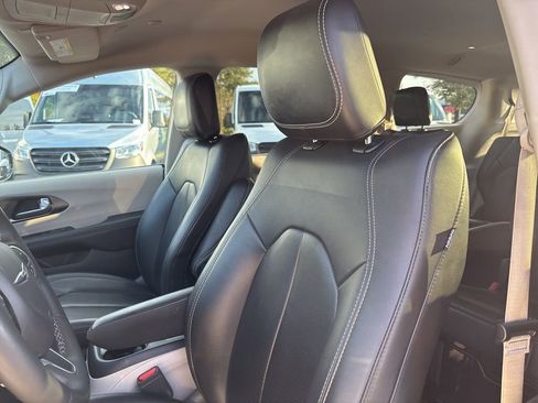 Used 2024 Chrysler Pacifica Touring-L FWD image 42