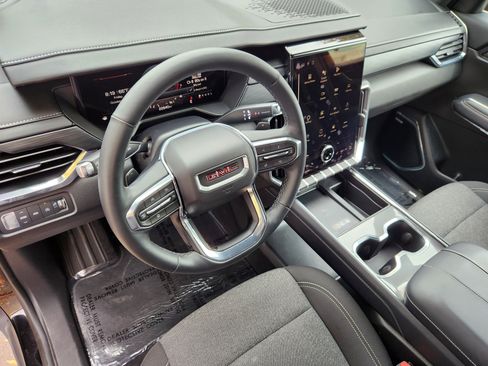 Used 2025 GMC Acadia Elevation image 8