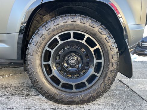 Certified 2025 Land Rover Defender 110 image 10