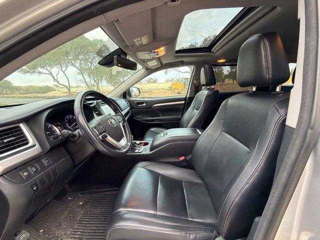 Used 2017 Toyota Highlander XLE AWD/4WD image 12