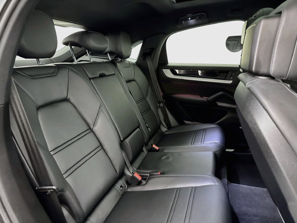 Used 2024 Porsche Cayenne Coupe AWD/4WD image 28