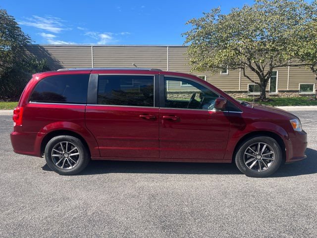 Used 2017 Dodge Grand Caravan SXT FWD image 2