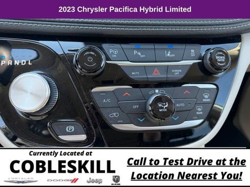 Used 2023 Chrysler Pacifica Limited FWD image 23