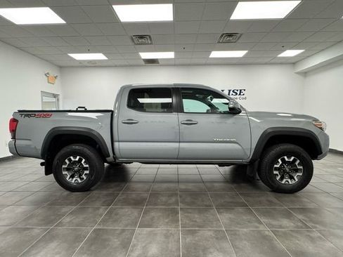 Used 2019 Toyota Tacoma TRD Off-Road AWD/4WD image 9