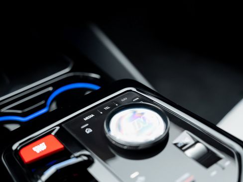 Used 2025 BMW M5 w/ Carbon Package image 56