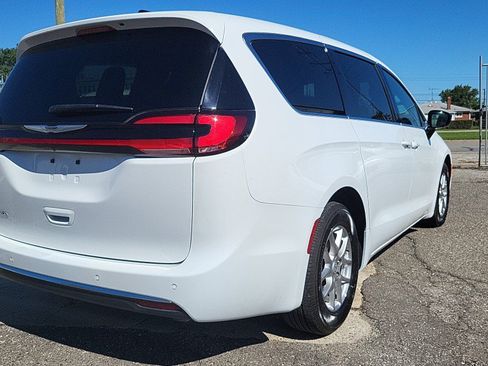Used 2025 Chrysler Pacifica Select FWD image 9