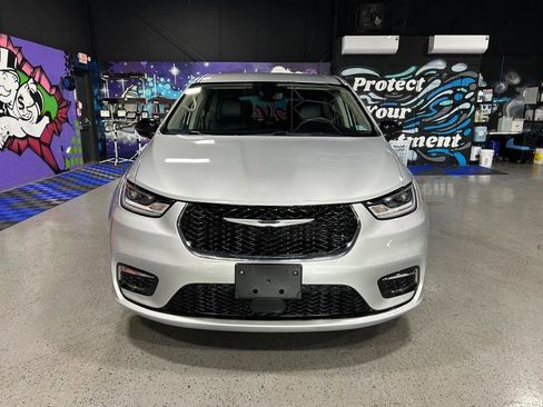 Used 2024 Chrysler Pacifica Touring-L image 8