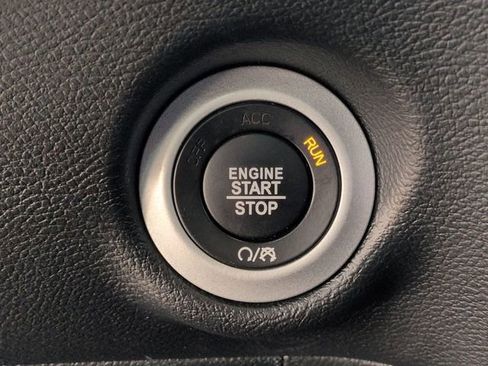 Certified 2025 Chrysler Pacifica Select image 20