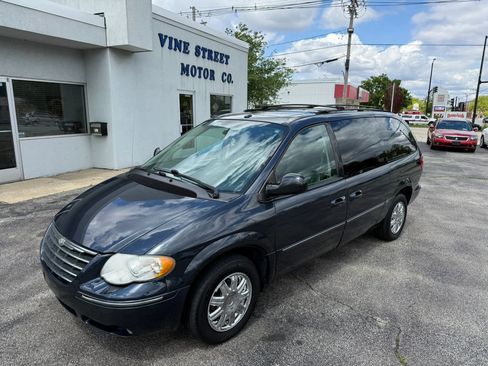Used 2007 Chrysler Town & Country Limited FWD image 3