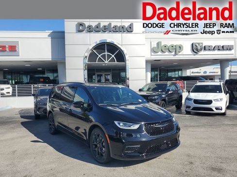 New 2026 Chrysler Pacifica Limited w/ S Appearance Package image 1