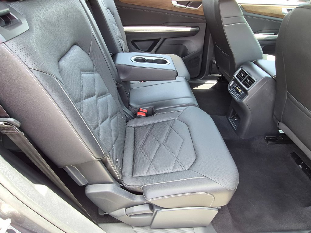 Used 2025 Volkswagen Atlas SE AWD/4WD image 30