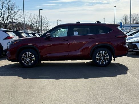 New 2026 Toyota Highlander XLE image 2