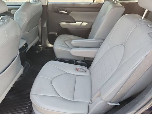 Used 2021 Toyota Highlander XLE AWD/4WD image 17