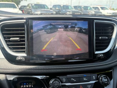 Used 2025 Chrysler Pacifica Limited FWD image 22
